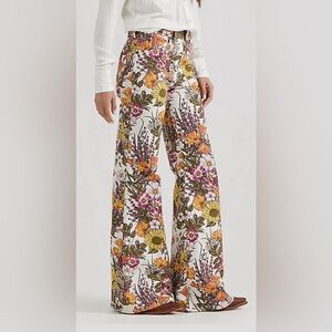 WRANGLER Carly Flower Garden Flare Women's Jeans. 29x32. NWT. RETAIL 94.95